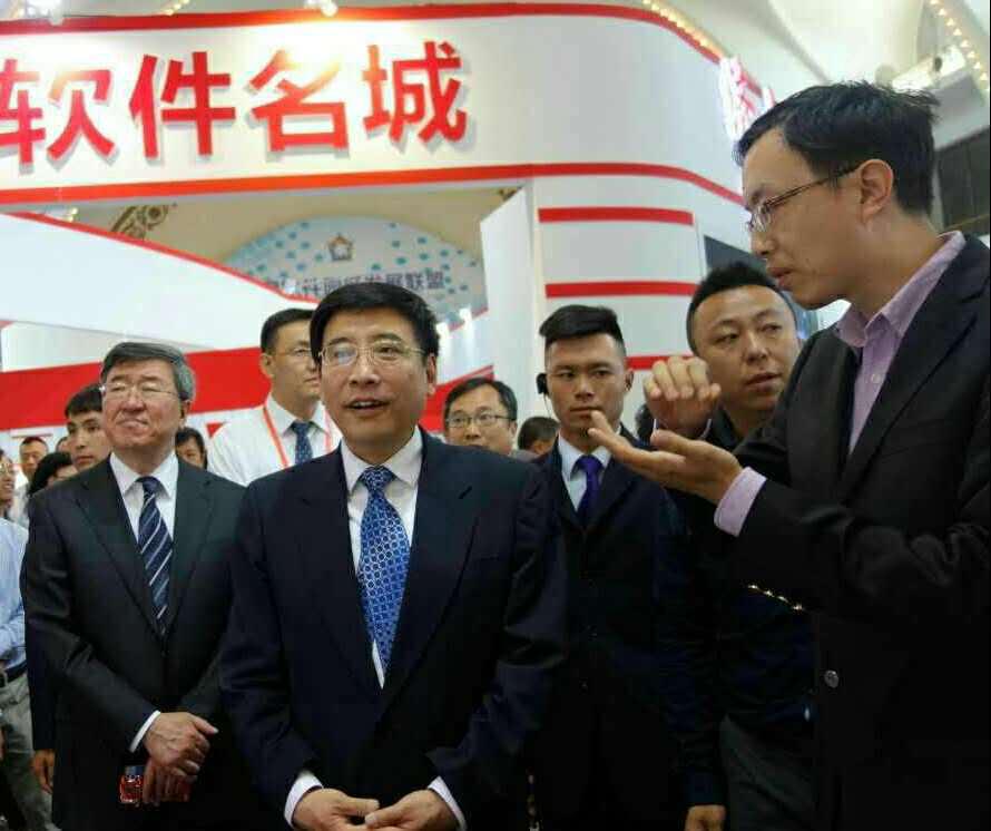 部领导参观中标软件展台