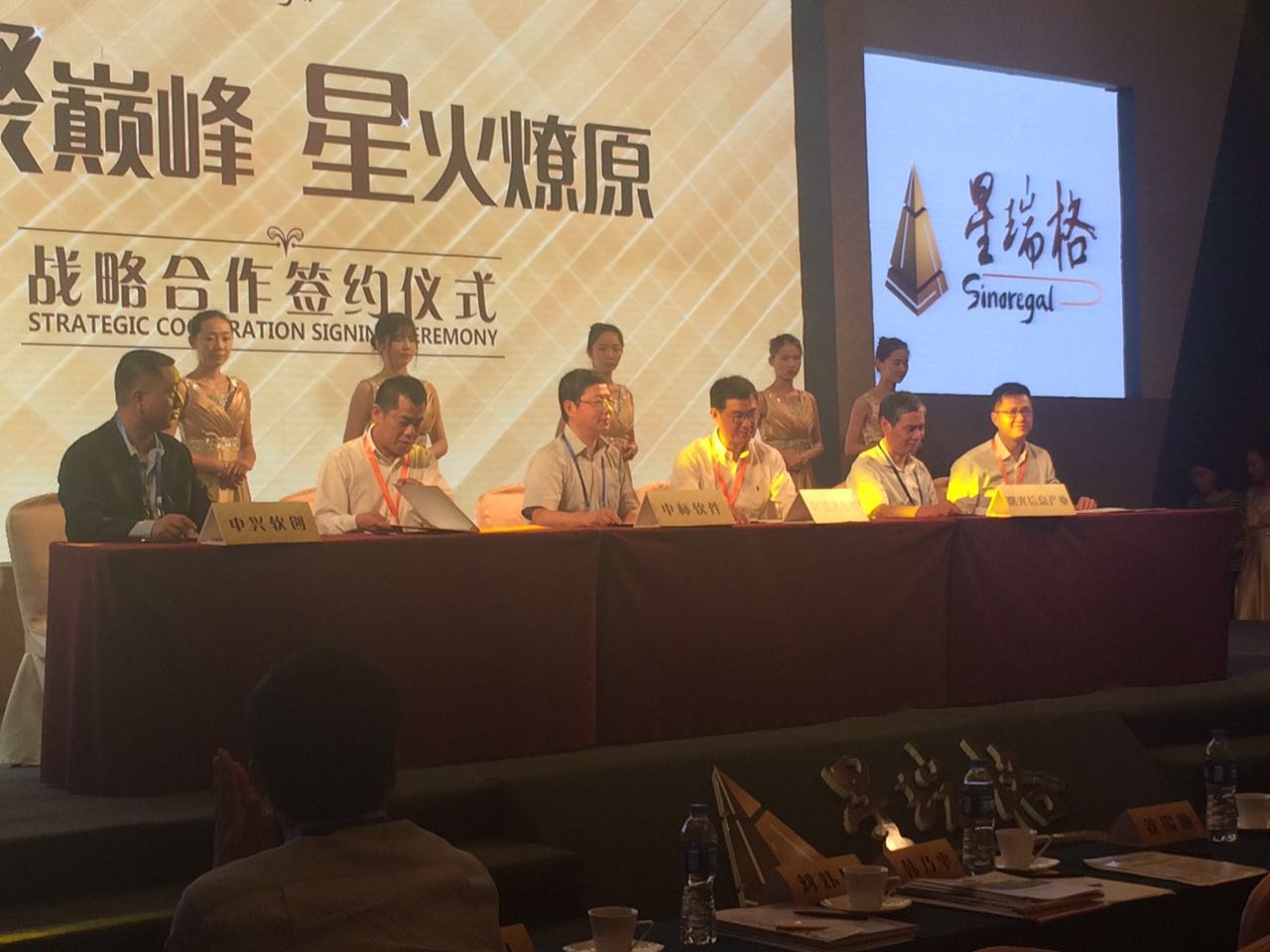 中标软件与国产数据库签署战略合作协议